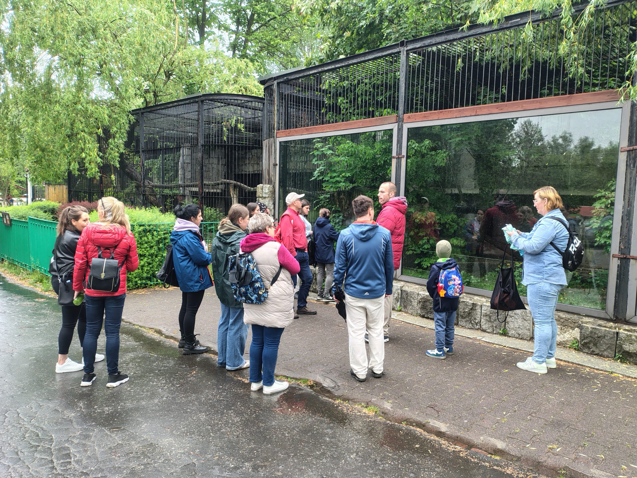 Uczestnicy podczas wizyty w Chorzowskim ZOO