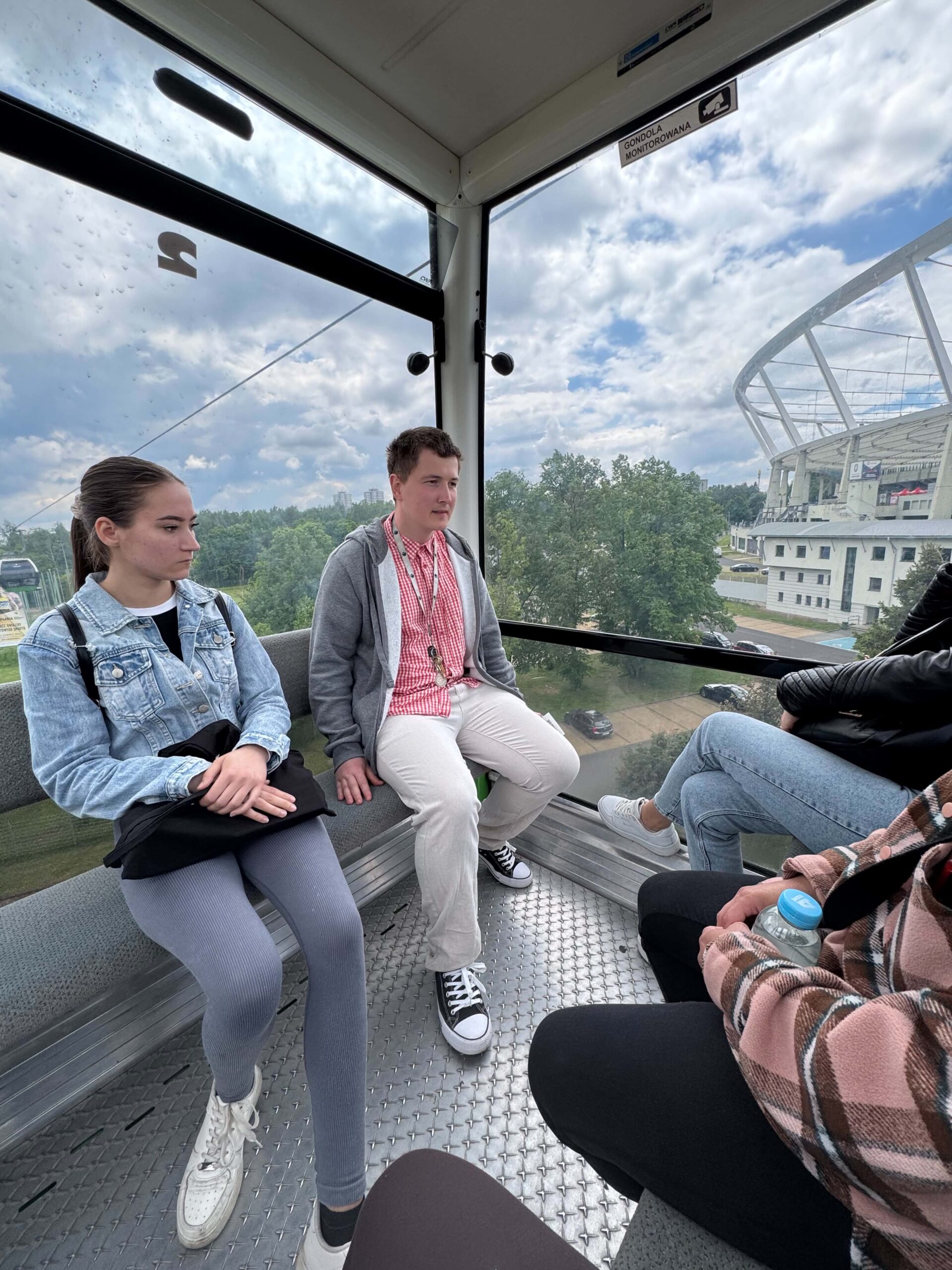 Uczestnicy podczas przejażdżki kolejką linową ELKA
