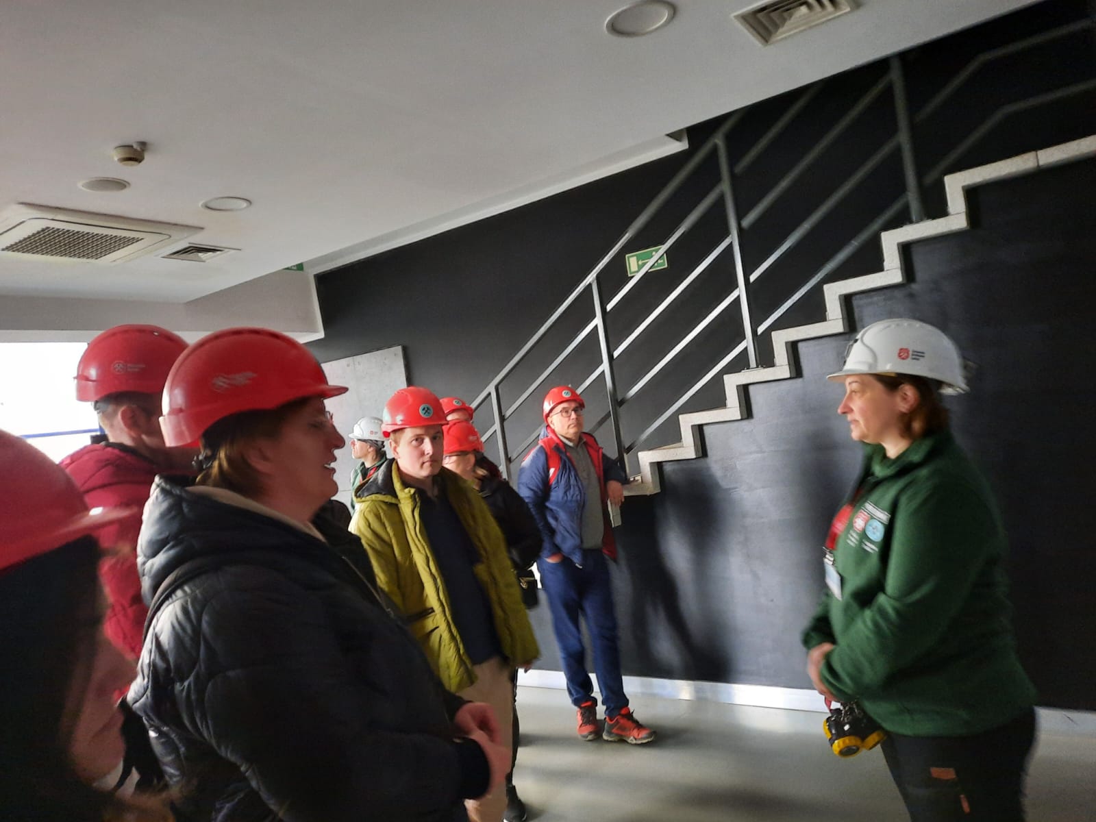 Uczestnicy słuchają przewodnika