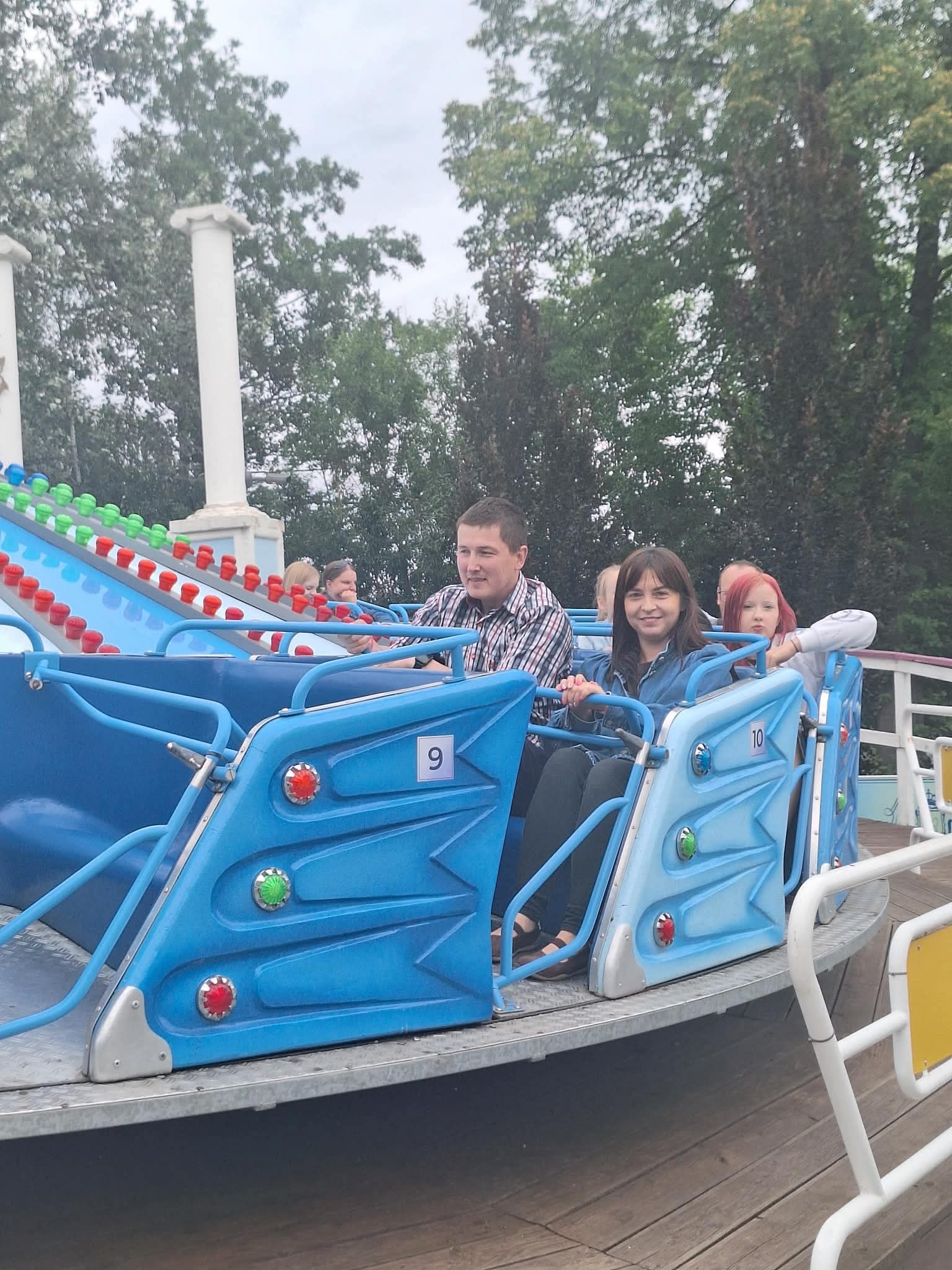 Uczestnicy na karuzeli