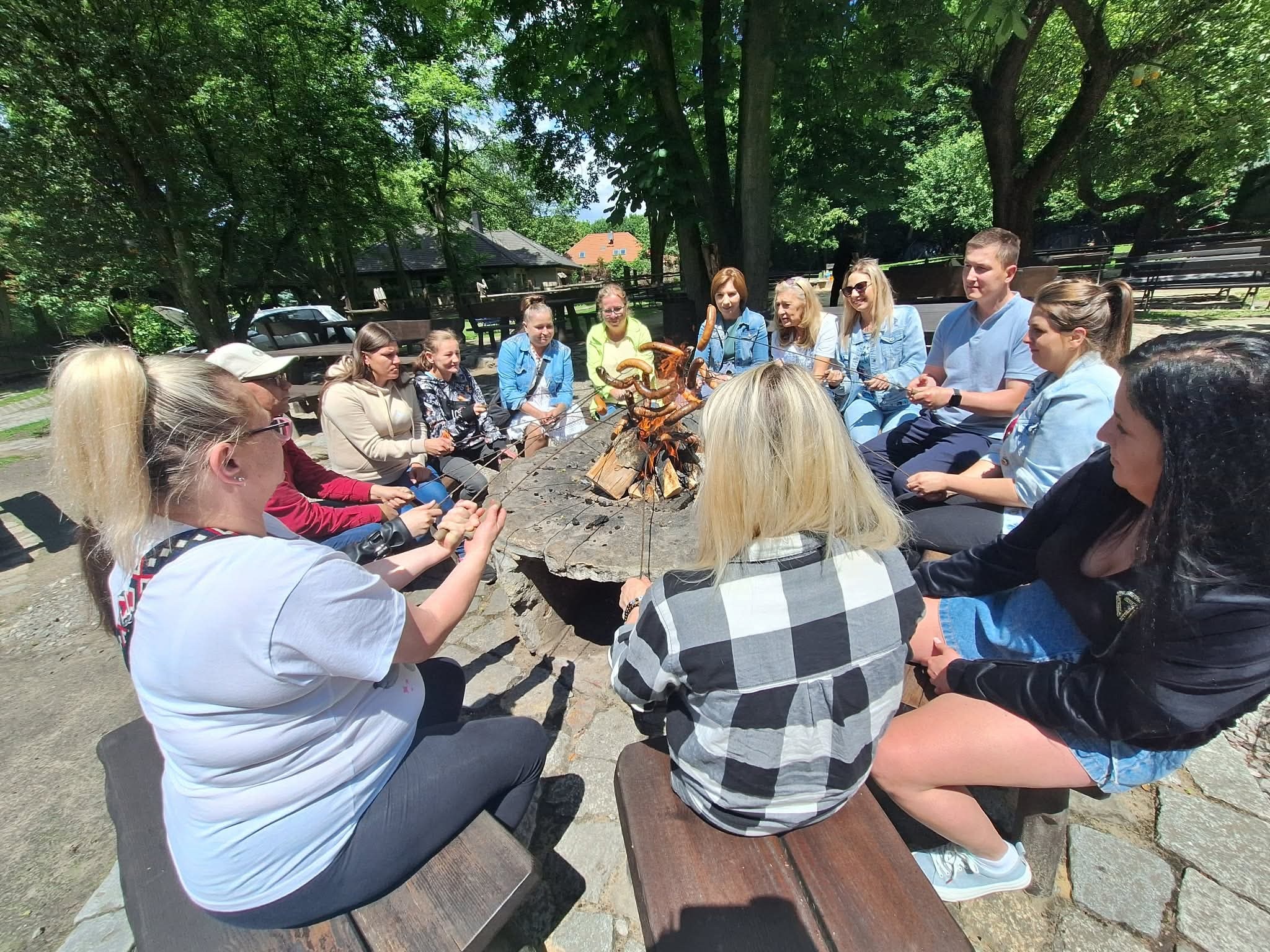 Uczestnicy podczas wspólnego posiłku